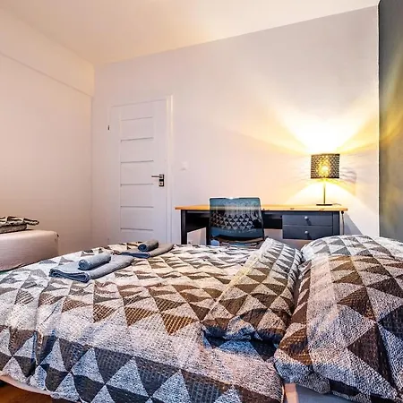 Apartment Adm Elegant Gem - Free Garage Parking, Pool Table