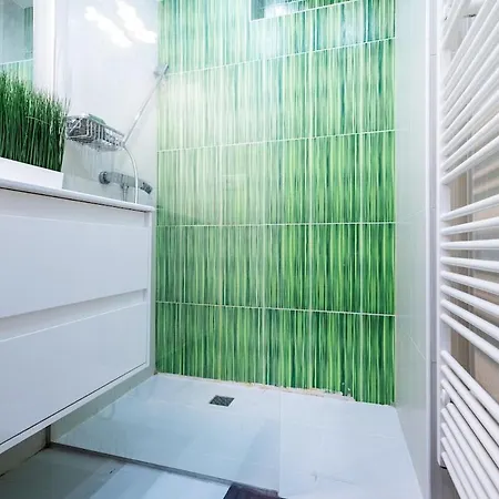 Adm Elegant Gem - Free Garage Parking, Pool Table Pressburg