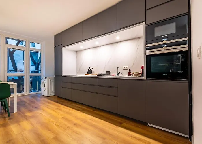 Adm Elegant Gem - Free Garage Parking, Pool Table Appartement