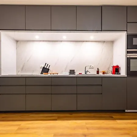 Adm Elegant Gem - Free Garage Parking, Pool Table *