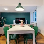 Adm Elegant Gem - Free Garage Parking, Pool Table Apartment Bratislava