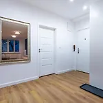Apartment Adm Elegant Gem - Free Garage Parking, Pool Table