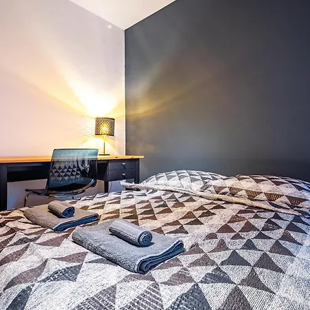 Apartment Adm Elegant Gem - Free Garage Parking, Pool Table *