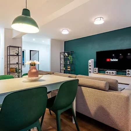Apartment Adm Elegant Gem - Free Garage Parking, Pool Table *