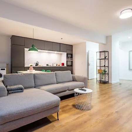 Adm Elegant Gem - Free Garage Parking, Pool Table Apartment Bratislava