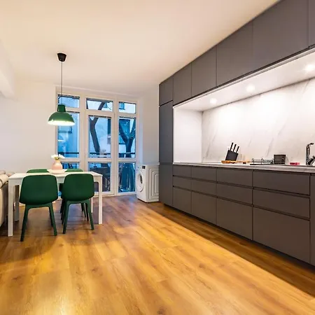 Apartment Adm Elegant Gem - Free Garage Parking, Pool Table Bratislava