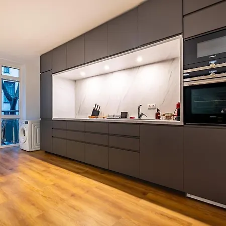 Adm Elegant Gem - Free Garage Parking, Pool Table Apartment